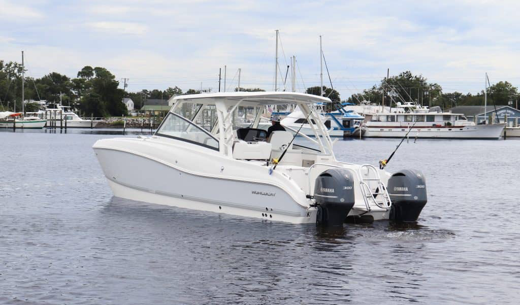 325DC dual console boat exterior view