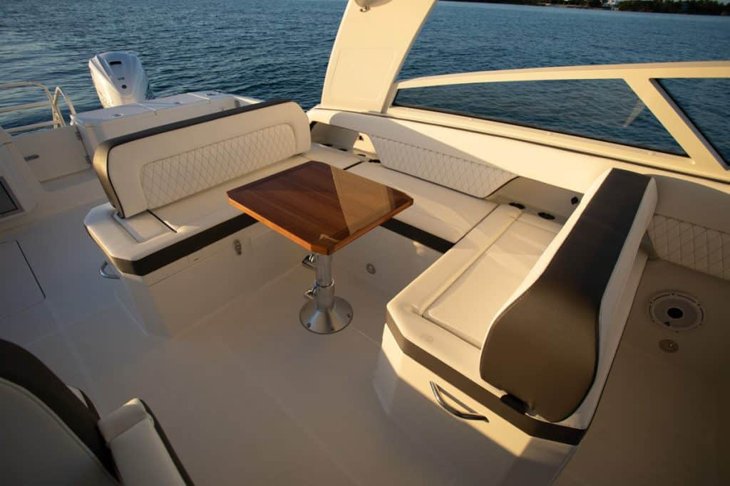 325DC dual console recreational boat listing view